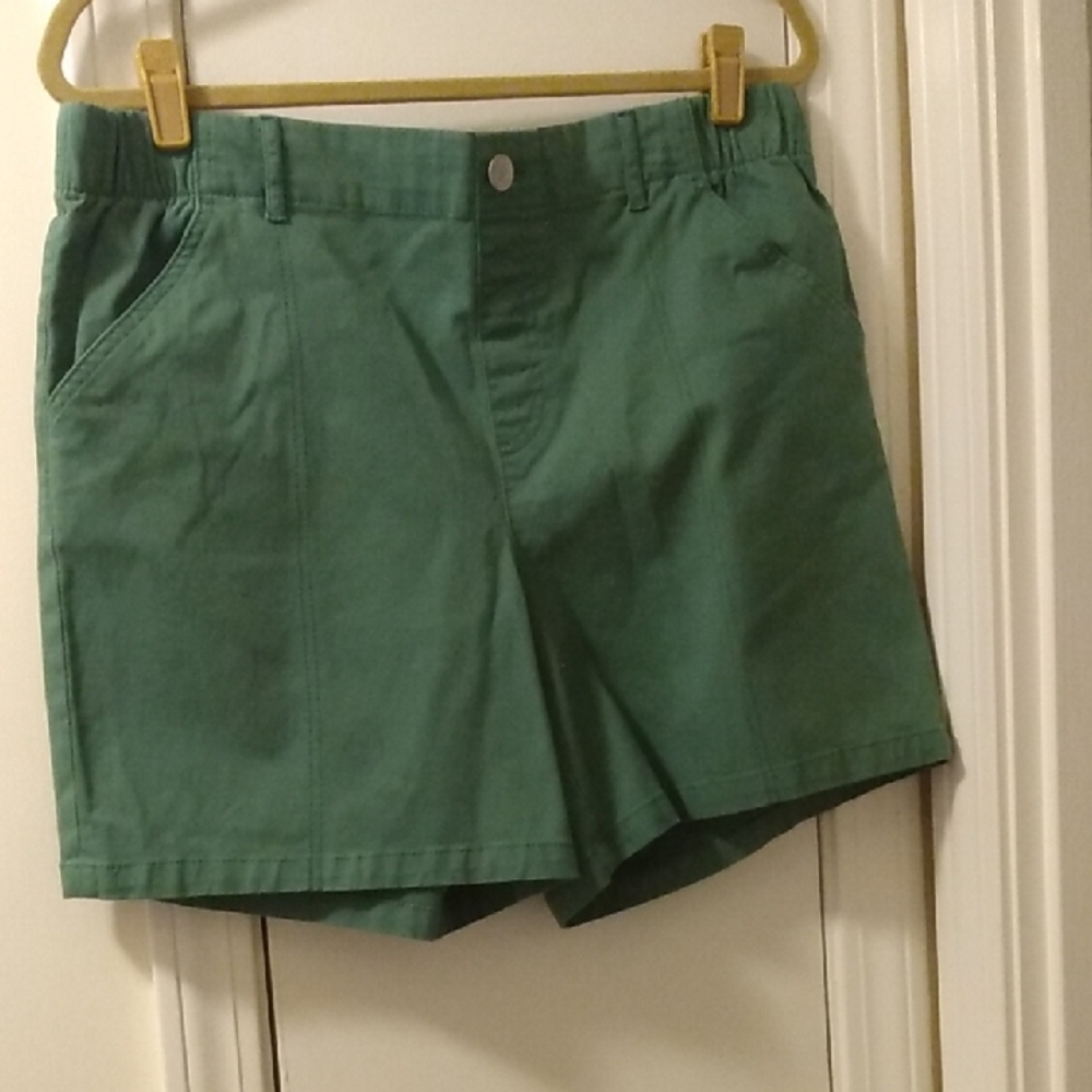 *** Not For Sale...Gloria Vanderbilt Green Bermuda Shorts Casual Cotton Blend